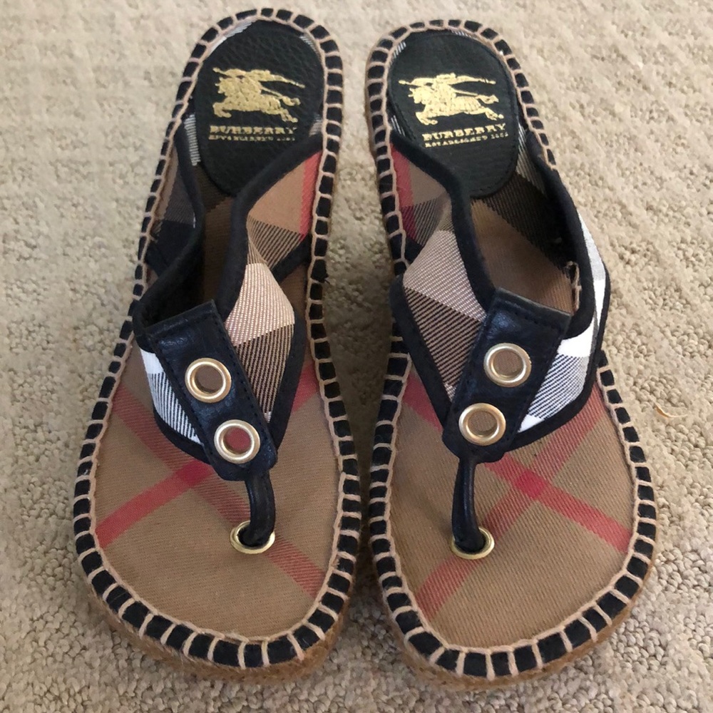 LAST CHANCE Burberry Wedges